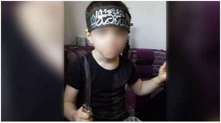 Photo of طفل استرالي “داعشي” يزلزل مواقع التواصل الاجتماعي وهذه حقيقته