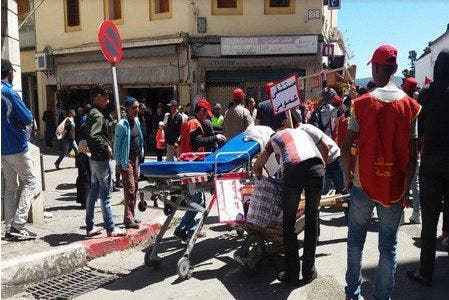 محتجون يحملون “نعش” المستشفى العمومي في عيد الشغل بطنجة