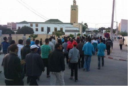 الانتحار يخرج سكان العيون الشرقية في مسيرة احتجاجية حاشدة