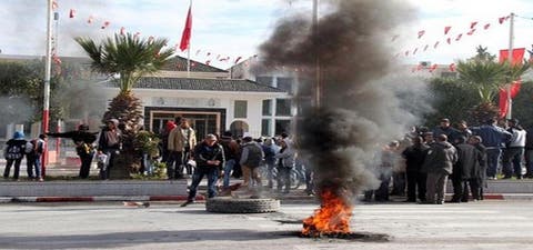 احتجاجات تونس تجتاح 10 مدن وتخلف قتيلا