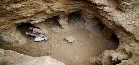 فلسطيني يعثر على مقبرة أثرية في حديقة منزله