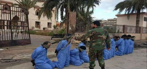 رائد ليبي يعدم أشخاصا على طريقة “داعش”
