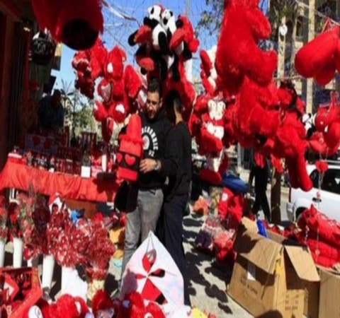 قمة التناقض.. المغاربة يصرحون “عيد الحب حرام” و مع ذلك يحتفلون به!!‎