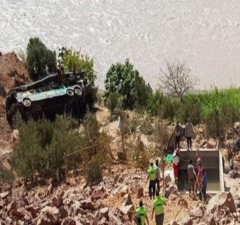 مصرع 35 شخصا إثر سقوط حافلة في منحدر جنوب البيرو