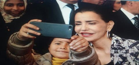 “سيلفي” الأميرة لالة مريم رفقة طفلة يشعل مواقع التواصل الاجتماعي
