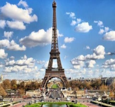 باريس تجذب عددا قياسيا من السياح في 2017