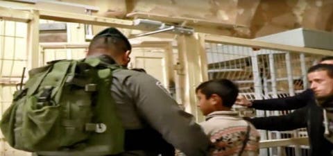 موثق للانتهاكات الإسرائيلية ينشر فيديو اعتقال طفل في الخليل