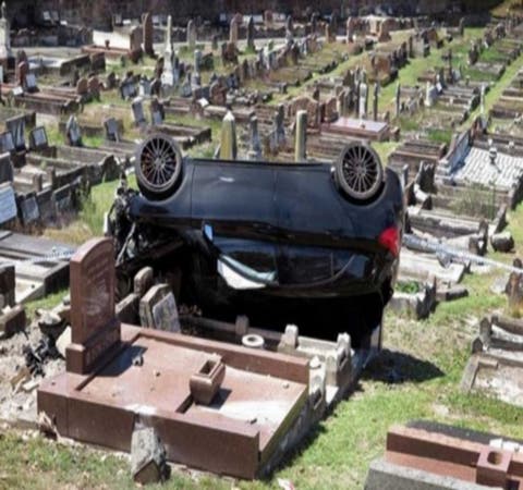 استرالي مخمور يقتحم مقبرة بسيارته المرسيدس