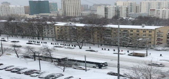 Photo of عاصفة موسكو الثلجية تعرقل حركة السير