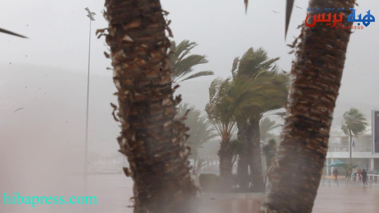 Photo of رياح عاتية وأمواج عالية بأكادير يوم الأربعاء 28 فبراير