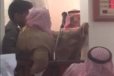 السعودية … إنزال خطيب مسجد من على المنبر بالقوة واعتقاله