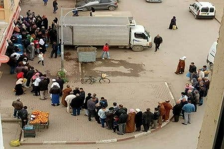 صورة “طابور” الحليب ، تسائل الثروة بالجزائر‎