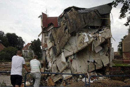 عشرات القتلى والجرحى في انهيار عمارة سكنية غرب بولندا