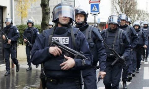 رجل يتعرض لاعتداء بساطور وسيف داخل مطعم في باريس