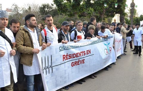 الأطباء المقيمون يهددون باستقالة جماعية بالجزائر
