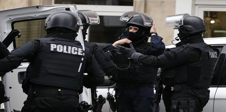 Photo of هجوم فرنسا .. ضابط بالجيش بادل نفسه برهينة في واقعة الاحتجاز