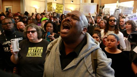 متظاهرون يقتحمون بلدية أمريكية احتجاجا على مقتل شاب أسود برصاص الشرطة