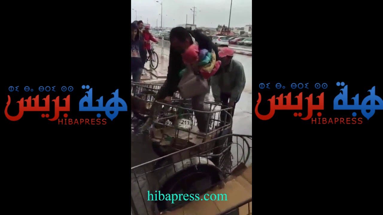 Photo of صادم: مواطنون يستعملون “الكروصة” للولوج لأكبر مركب تجاري في المغرب