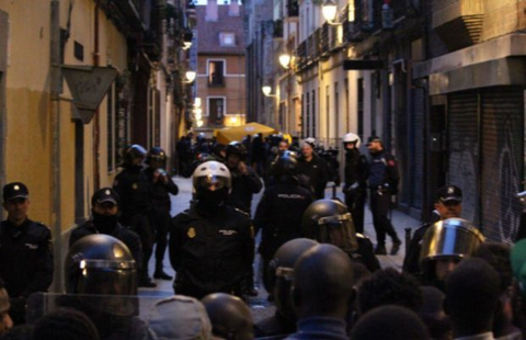 إسبانيا .. مواجهات بين الشرطة ومحتجين بعد وفاة بائع متجول