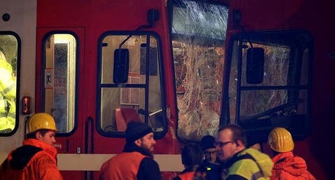 إصابة 16 شخصا في اصطدام قطار “ترام” بشاحنة بألمانيا