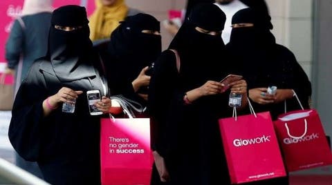 بن سلمان: المرأة السعودية غير مجبرة على ارتداء غطاء رأس أوعباءة سوداء