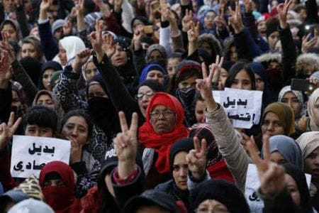 Photo of نساء جرادة يحتجن ويطالبن بـ”الكرامة”