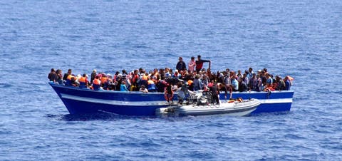 البحرية الملكية تنقذ مهاجرين أفارقة على متن قاربين تقليديين