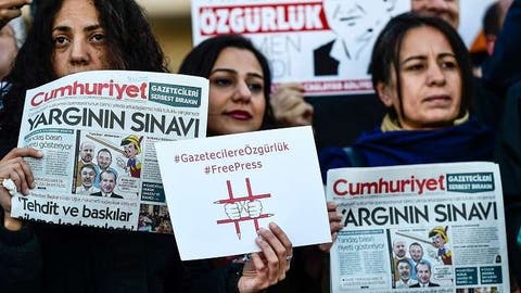 تركيا.. سجن 14 صحفيا من مجلة “جمهوريت” بتهم الإرهاب