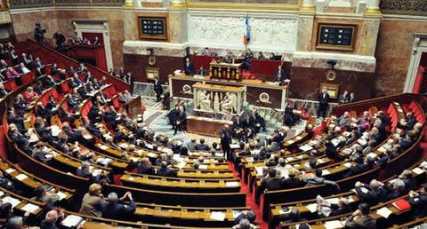 البرلمان الفرنسي يصادق على تمديد فترة الاحتجاز القصوى للأجانب
