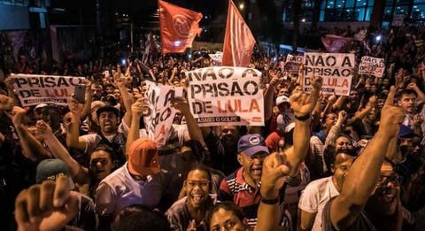رئيس البرازيل السابق يتحدى قرار سجنه ويتحصن بمقر نقابة