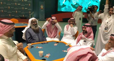 داعية سعودي يفتتح بطولة للقمار “البلوت” .. ونشطاء ينتقدونه
