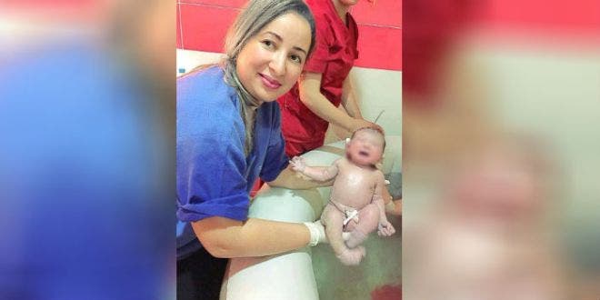 Photo of طبيبة مغربية تعتمد تقنية جديدة وتولد سيدة تحت الماء بآسفي