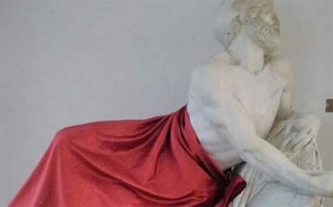 مغربي يثير غضب الايطاليين بعد تغطيته لتمثال أثري