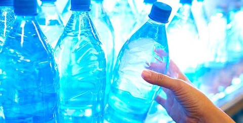 نشطاء مغاربة يقارنون بين أسعار الماء المعدني في اسبانيا والمغرب
