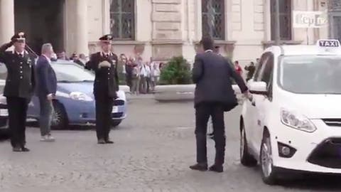 رئيس الوزراء الإيطالي الجديد يصل قصر الرئاسة على متن “تاكسي”(فيديو )