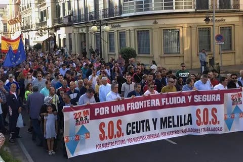فوضى معبر باب سبتة تخرج آلاف الإسبان للإحتجاج في الشوارع