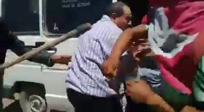 Photo of فيديو يهز “الفيسبوك” .. مجهولون يعتدون على رجل وامرأة داخل سيارة