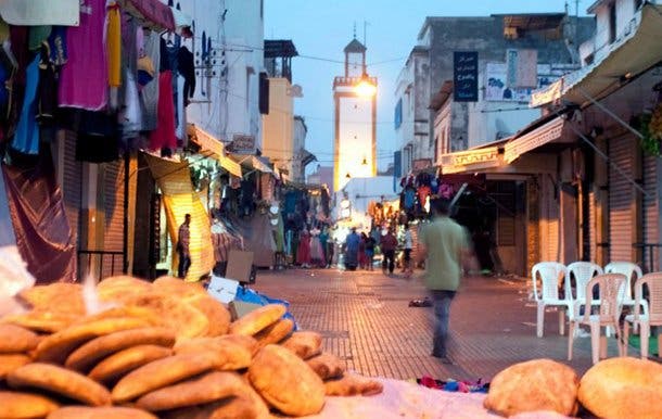 Photo of “وكالين رمضان” يتحدون المجتمع و يقبلون جهرا على مطاعم البيضاء في عز النهار