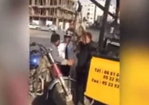 فيديو يهز الفيسبوك .. شرطي يهين سائق “تريبورتور” بالشارع العام
