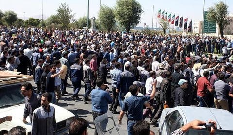 احتجاجات عمال ايران: الموت للظالم والتحية للعامل
