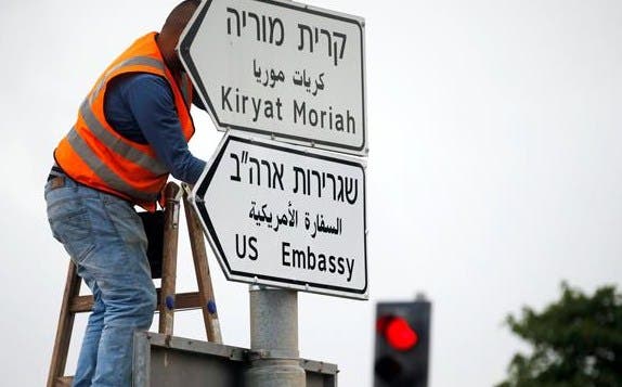 Photo of لافتات “السفارة الأمريكية” تظهر بشوارع القدس