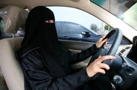 السعودية تعلن موعد السماح للنساء بقيادة السيارات