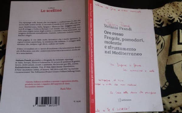 Photo of كاتبة إيطالية تطرح كتابا يرصد معاناة العاملات المغربيات في حقول الفراولة الاسبانية