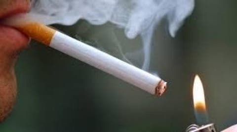 منع التدخين في الفضاءات العامة وغرامة 100 مليون لمن يبيع السجائر للقاصرين