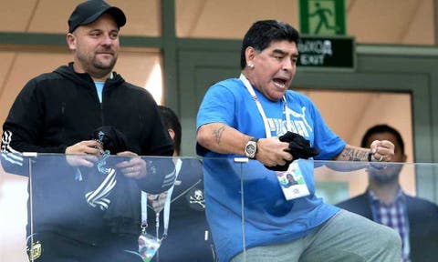مارادونا يعرض خدماته على الأرجنتين قبل مواجهة نيجيريا