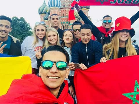 شقراوات روسيا يغرين الشباب المغربي قبيل المونديال في بلاد الدببة