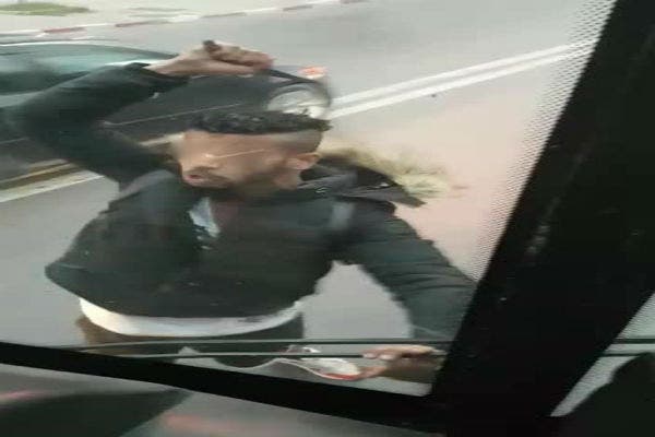 Photo of القنيطرة : هجوم مسلح لعصابة إجرامية على سائق حافلة الكرامة ” صورة “