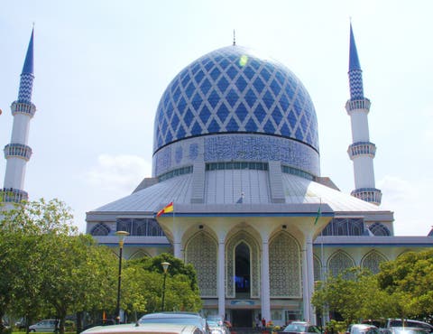 إغلاق مسجد ماليزي أمام السياح إثر رقصة فاضحة