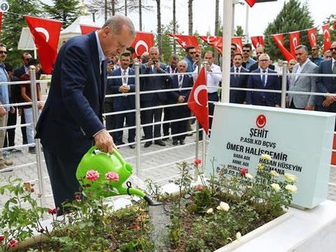 أردوغان يزور ضريح جندي أنقذ حياته