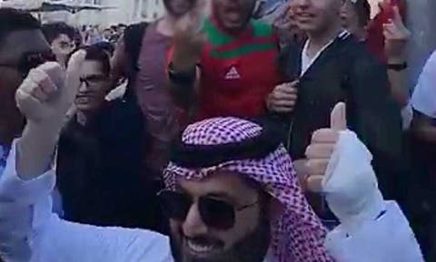 جماهير “أهلاوية” ومغربية تهاجم آل الشيخ في موسكو .. والشرطة تنقذه